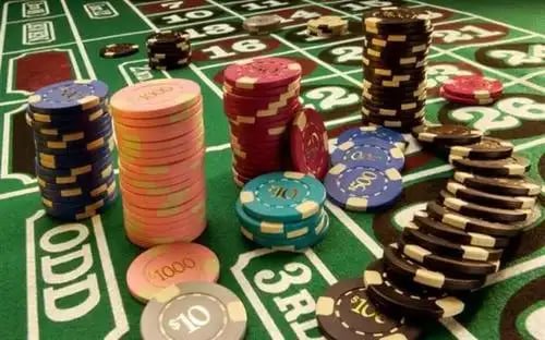 Tampilan meja Texas Hold'em Bonus dengan dealer profesional di platform sultan77